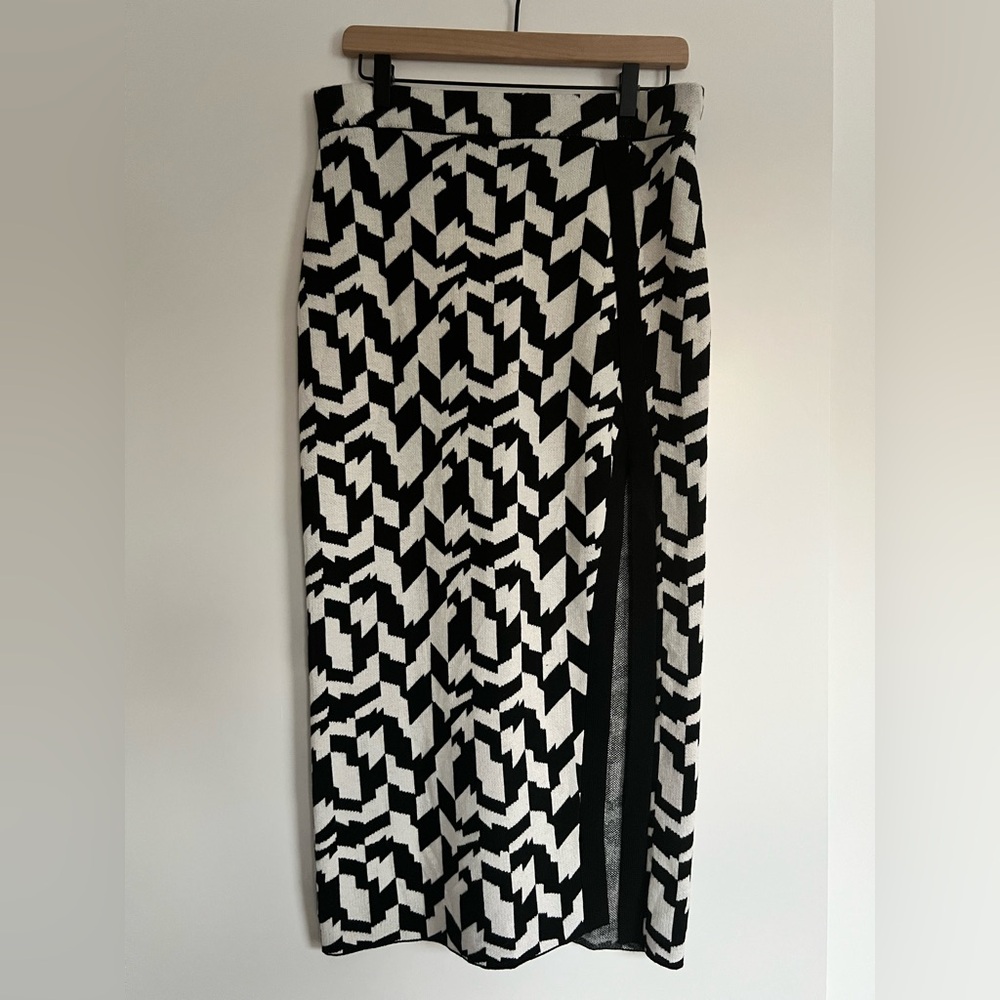 Elegant Black and White Patterned Pencil Skirt